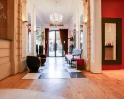 Entrée de l’hôtel Le 123 Elysées dans un cadre chic et soigné