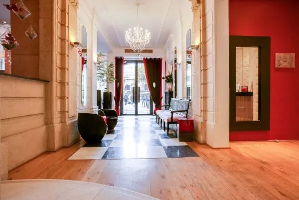 Entrée de l’hôtel Le 123 Elysées dans un cadre chic et soigné