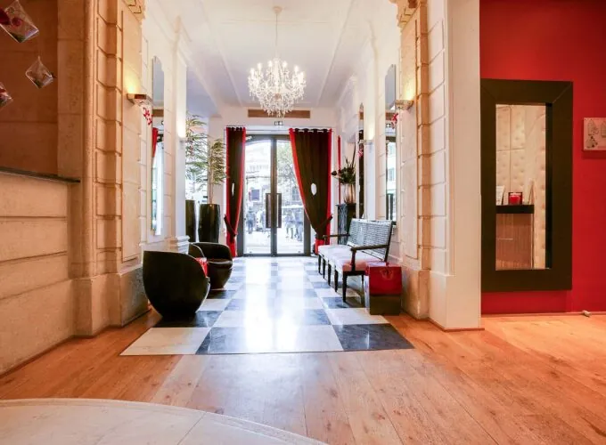 Entrée de l’hôtel Le 123 Elysées dans un cadre chic et soigné