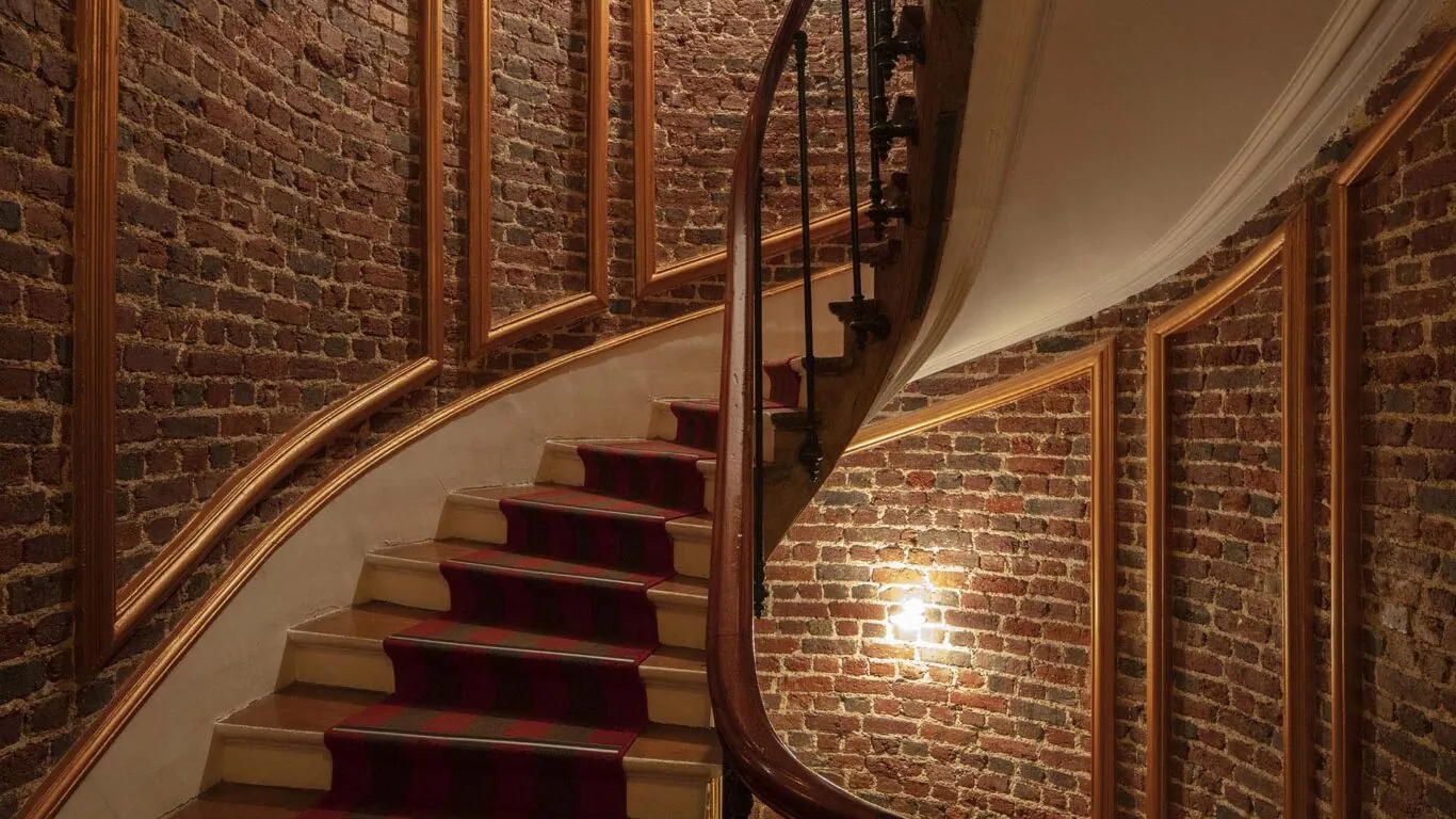 Vue des escaliers de l’hôtel Le 123 Elysées