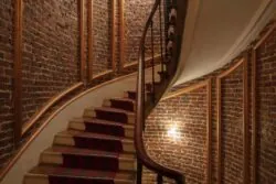 Vue des escaliers de l’hôtel Le 123 Elysées