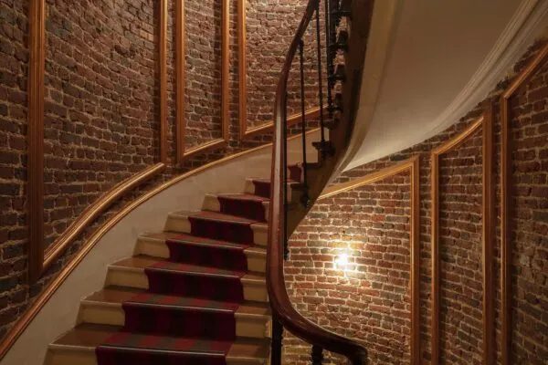 Vue des escaliers de l’hôtel Le 123 Elysées