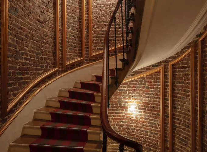 Vue des escaliers de l’hôtel Le 123 Elysées