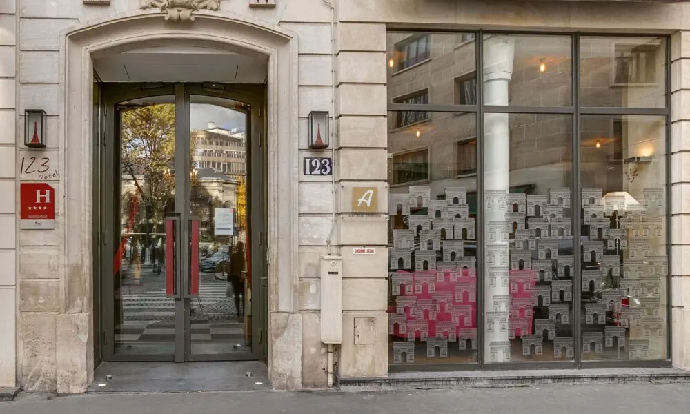 Vue extérieure de la façade de l’hôtel Le 123 Elysées 4 étoiles du groupe Astotel à Paris, 8e arrondissement