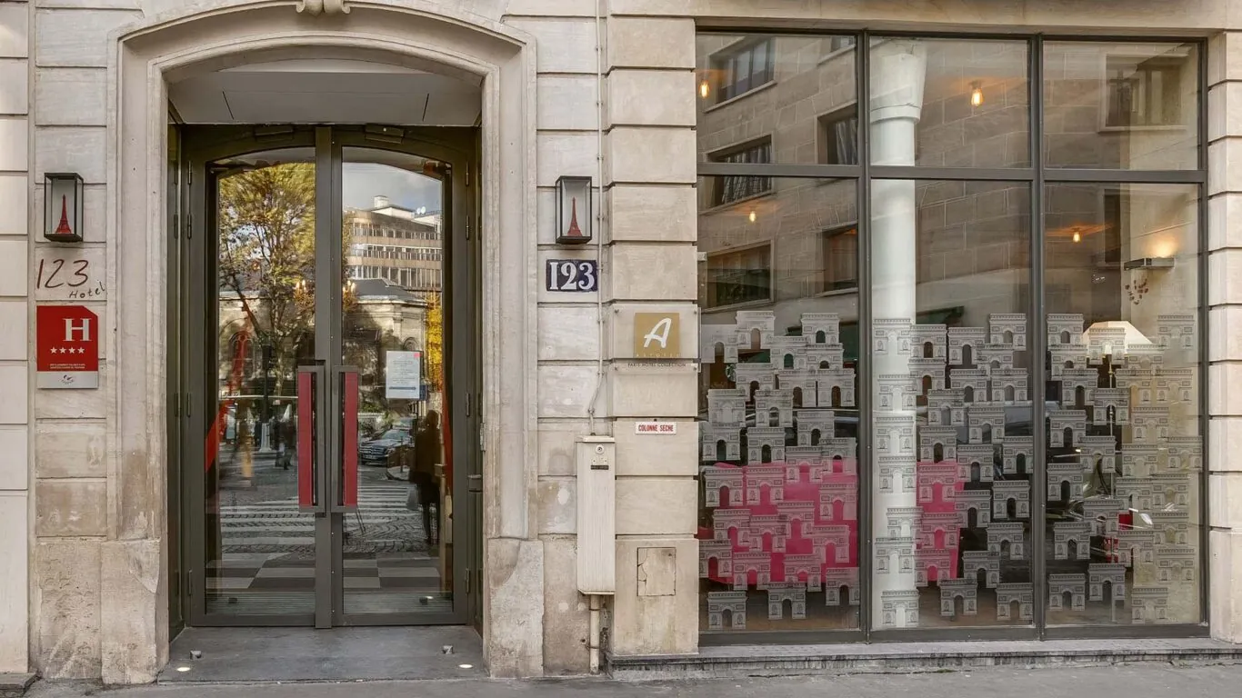 Vue extérieure de la façade de l’hôtel Le 123 Elysées 4 étoiles du groupe Astotel à Paris, 8e arrondissement