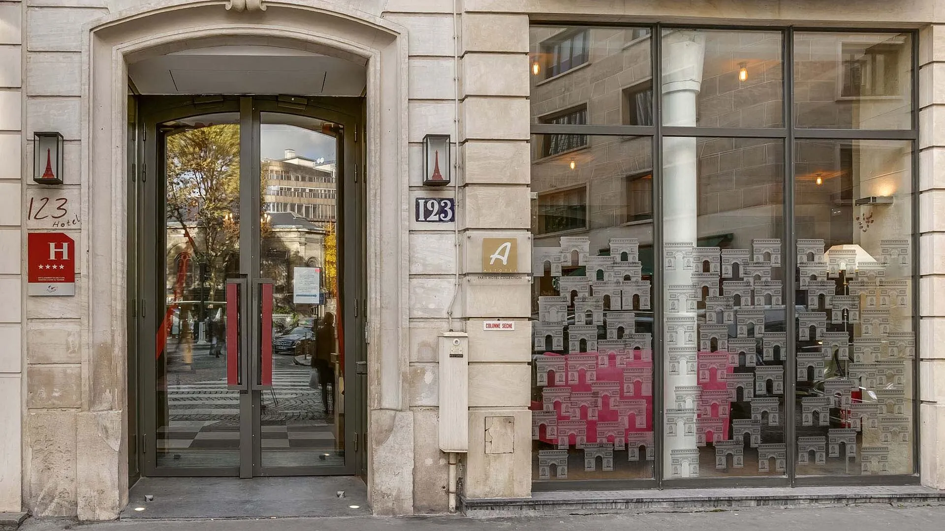 Vue extérieure de la façade de l’hôtel Le 123 Elysées 4 étoiles du groupe Astotel à Paris, 8e arrondissement