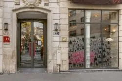 Vue extérieure de la façade de l’hôtel Le 123 Elysées 4 étoiles du groupe Astotel à Paris, 8e arrondissement