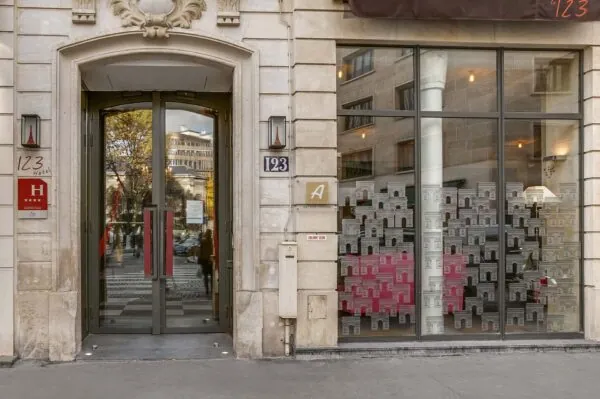 Vue extérieure de la façade de l’hôtel Le 123 Elysées 4 étoiles du groupe Astotel à Paris, 8e arrondissement