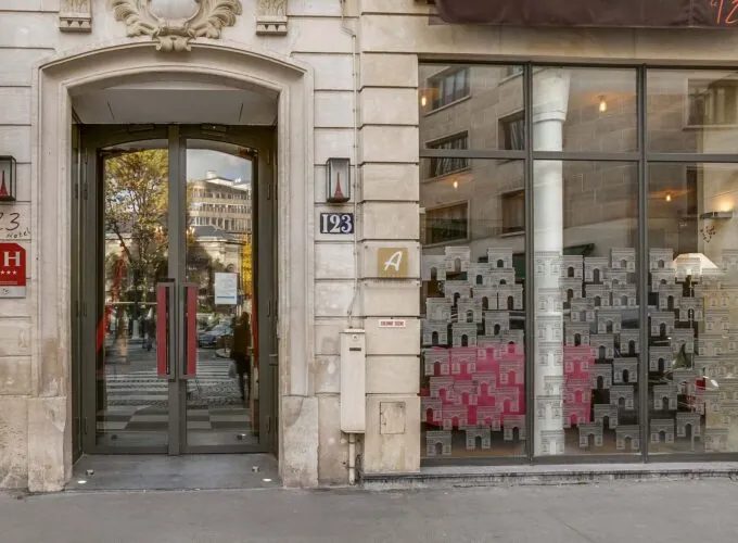 Vue extérieure de la façade de l’hôtel Le 123 Elysées 4 étoiles du groupe Astotel à Paris, 8e arrondissement