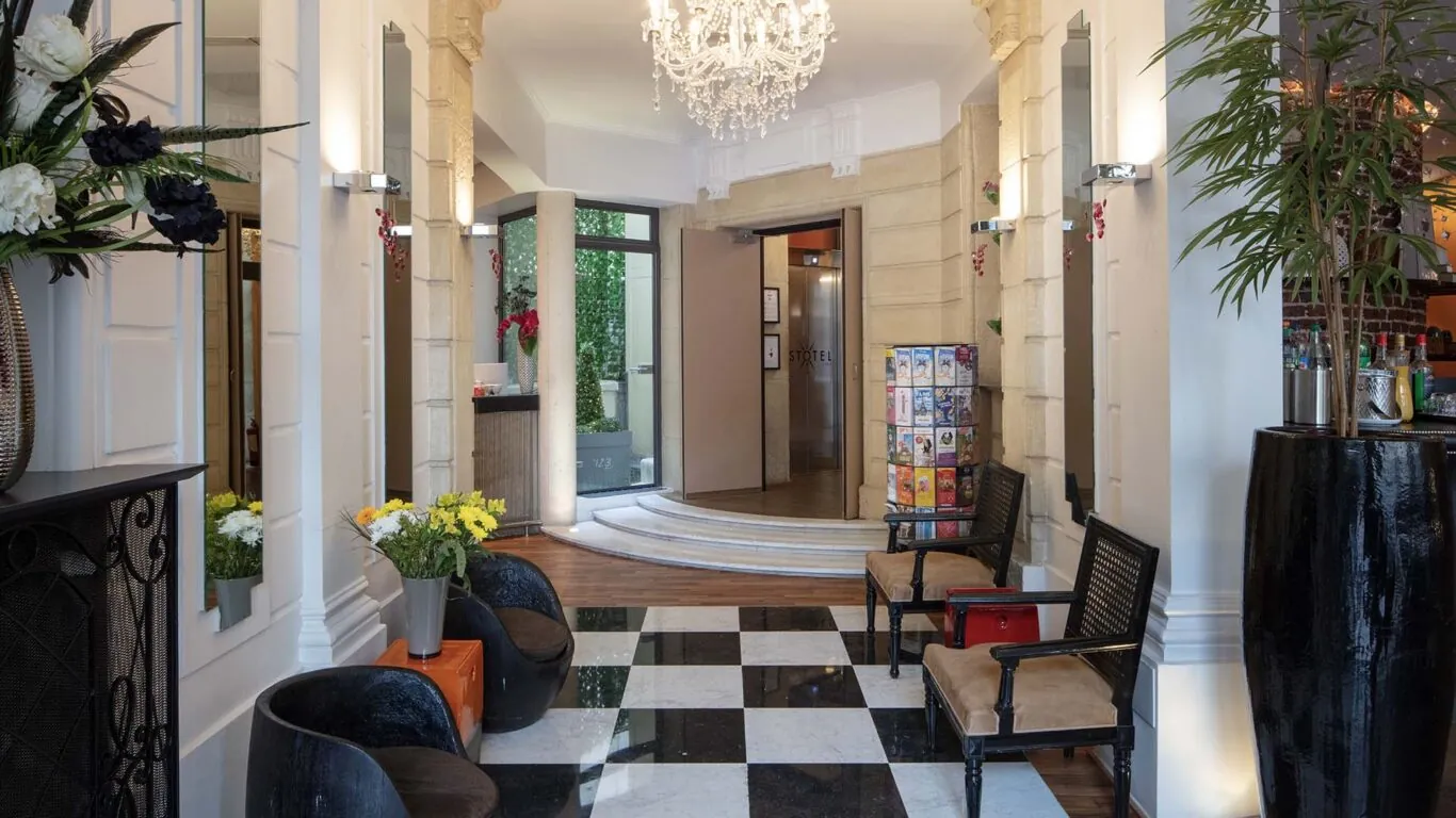Vue du lobby de l’hôtel Le 123 Elysées 4 étoiles à Paris