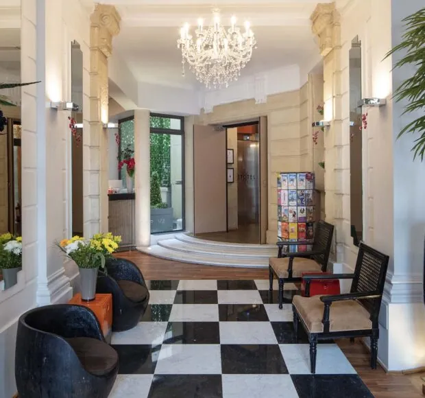 Vue du lobby de l’hôtel Le 123 Elysées 4 étoiles à Paris