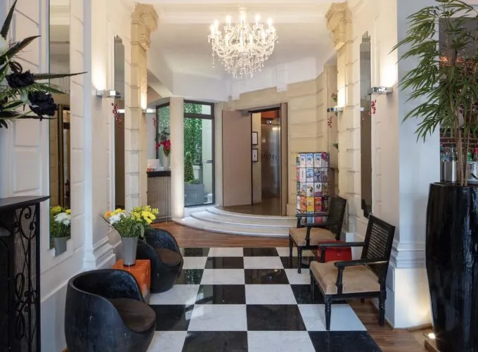 Vue du lobby de l’hôtel Le 123 Elysées 4 étoiles à Paris