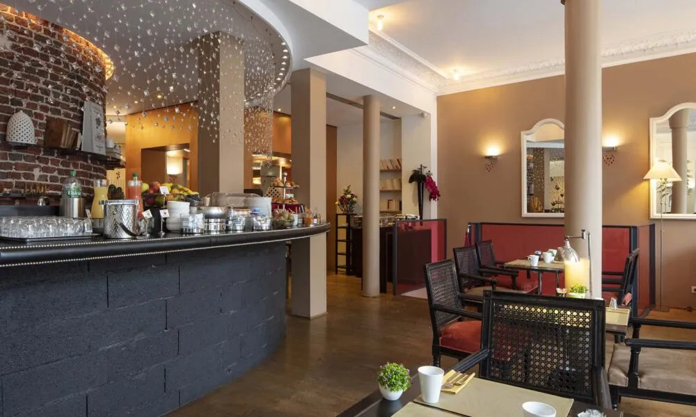 Commencez votre journée avec un délicieux buffet petit-déjeuner comprenant des viennoiseries, du pain frais, des fromages, de la charcuterie, des boissons chaudes et froides, des yaourts, des fruits et des céréales...