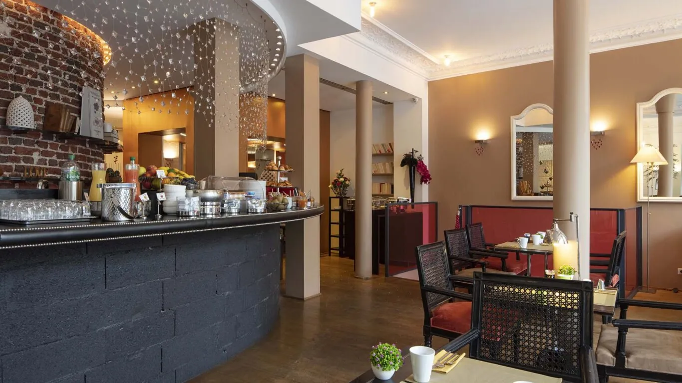 Commencez votre journée avec un délicieux buffet petit-déjeuner comprenant des viennoiseries, du pain frais, des fromages, de la charcuterie, des boissons chaudes et froides, des yaourts, des fruits et des céréales...