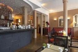 Commencez votre journée avec un délicieux buffet petit-déjeuner comprenant des viennoiseries, du pain frais, des fromages, de la charcuterie, des boissons chaudes et froides, des yaourts, des fruits et des céréales...