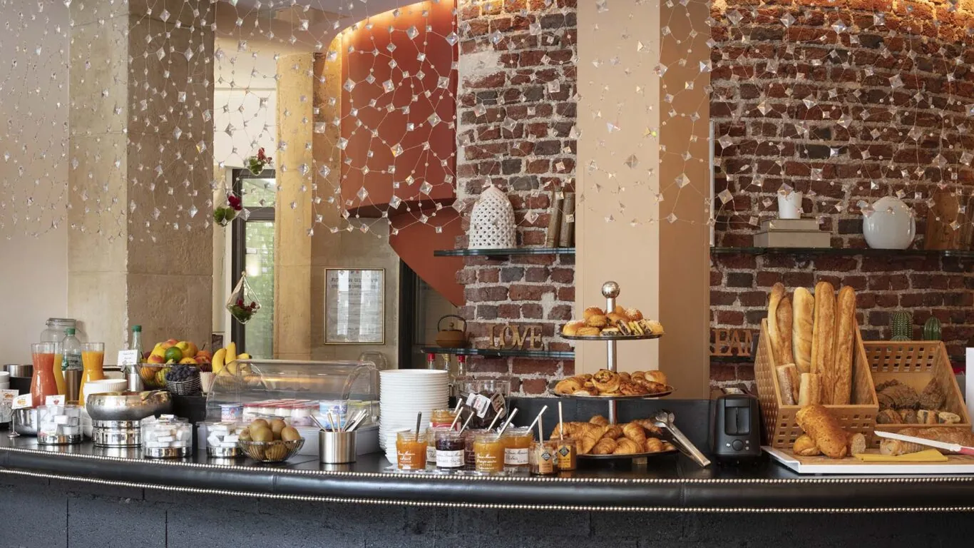 Commencez votre journée avec un délicieux buffet petit-déjeuner comprenant des viennoiseries, du pain frais, des fromages, de la charcuterie, des boissons chaudes et froides, des yaourts, des fruits et des céréales...