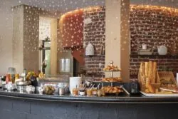 Commencez votre journée avec un délicieux buffet petit-déjeuner comprenant des viennoiseries, du pain frais, des fromages, de la charcuterie, des boissons chaudes et froides, des yaourts, des fruits et des céréales...