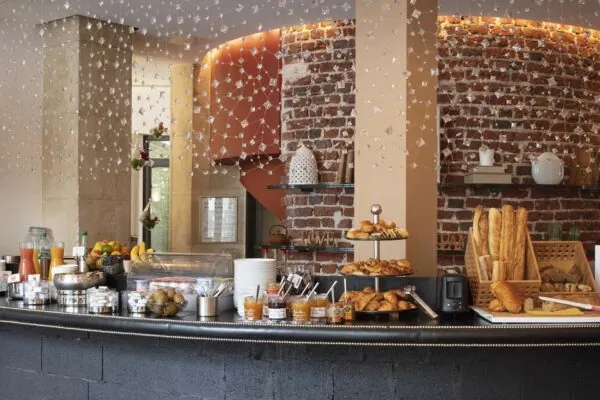 Commencez votre journée avec un délicieux buffet petit-déjeuner comprenant des viennoiseries, du pain frais, des fromages, de la charcuterie, des boissons chaudes et froides, des yaourts, des fruits et des céréales...