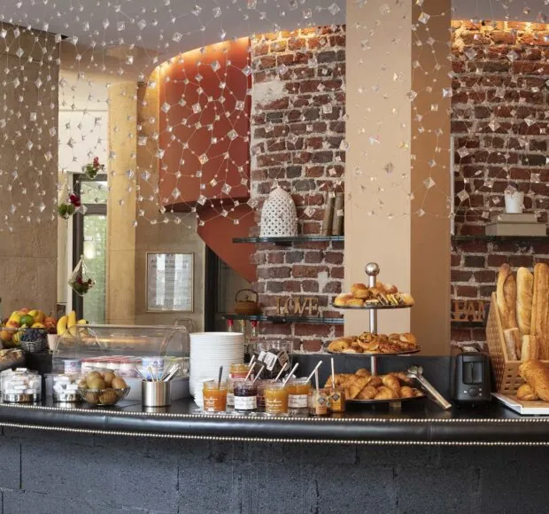 以美味的自助早餐开始新的一天，提供糕点、新鲜面包、奶酪、冷切肉、冷热饮、酸奶、水果和谷物...