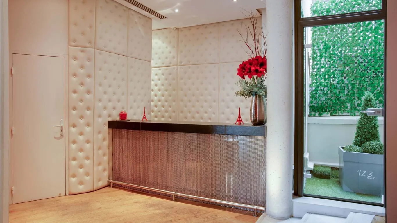 Vue de la réception de l’hôtel Le 123 Elysées 4 étoiles à Paris