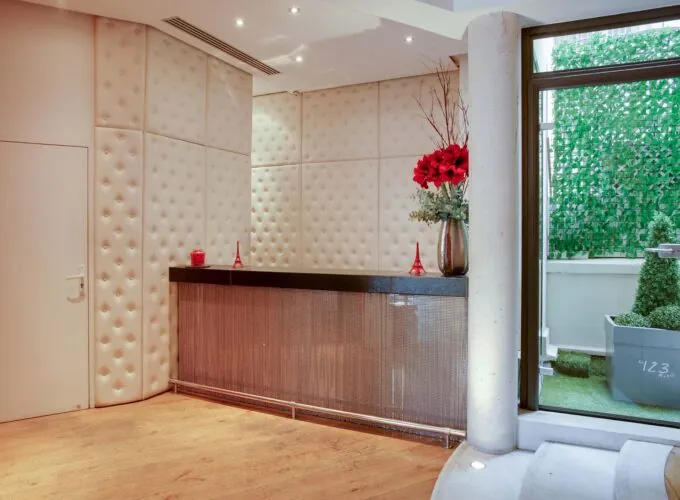 Vue de la réception de l’hôtel Le 123 Elysées 4 étoiles à Paris