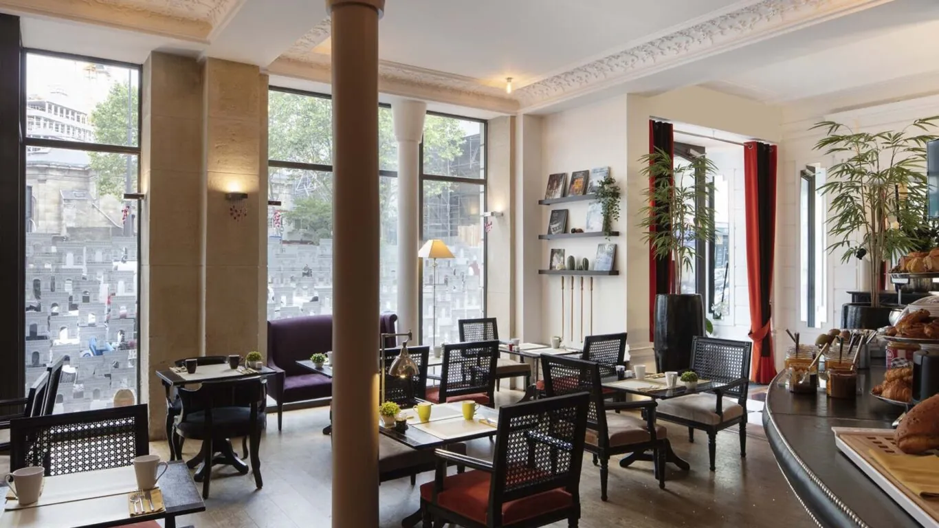 La salle de petit-déjeuner de l’Hôtel Le 123 Elysées est un espace accueillant où les clients peuvent savourer un délicieux buffet avec un large choix