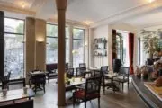 La salle de petit-déjeuner de l’Hôtel Le 123 Elysées est un espace accueillant où les clients peuvent savourer un délicieux buffet avec un large choix