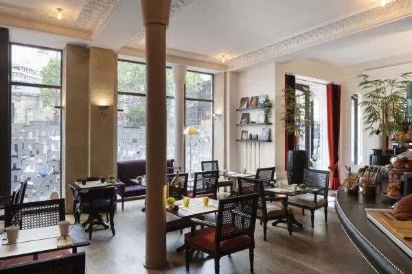 La salle de petit-déjeuner de l’Hôtel Le 123 Elysées est un espace accueillant où les clients peuvent savourer un délicieux buffet avec un large choix