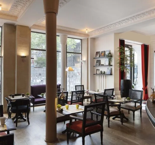 La salle de petit-déjeuner de l’Hôtel Le 123 Elysées est un espace accueillant où les clients peuvent savourer un délicieux buffet avec un large choix