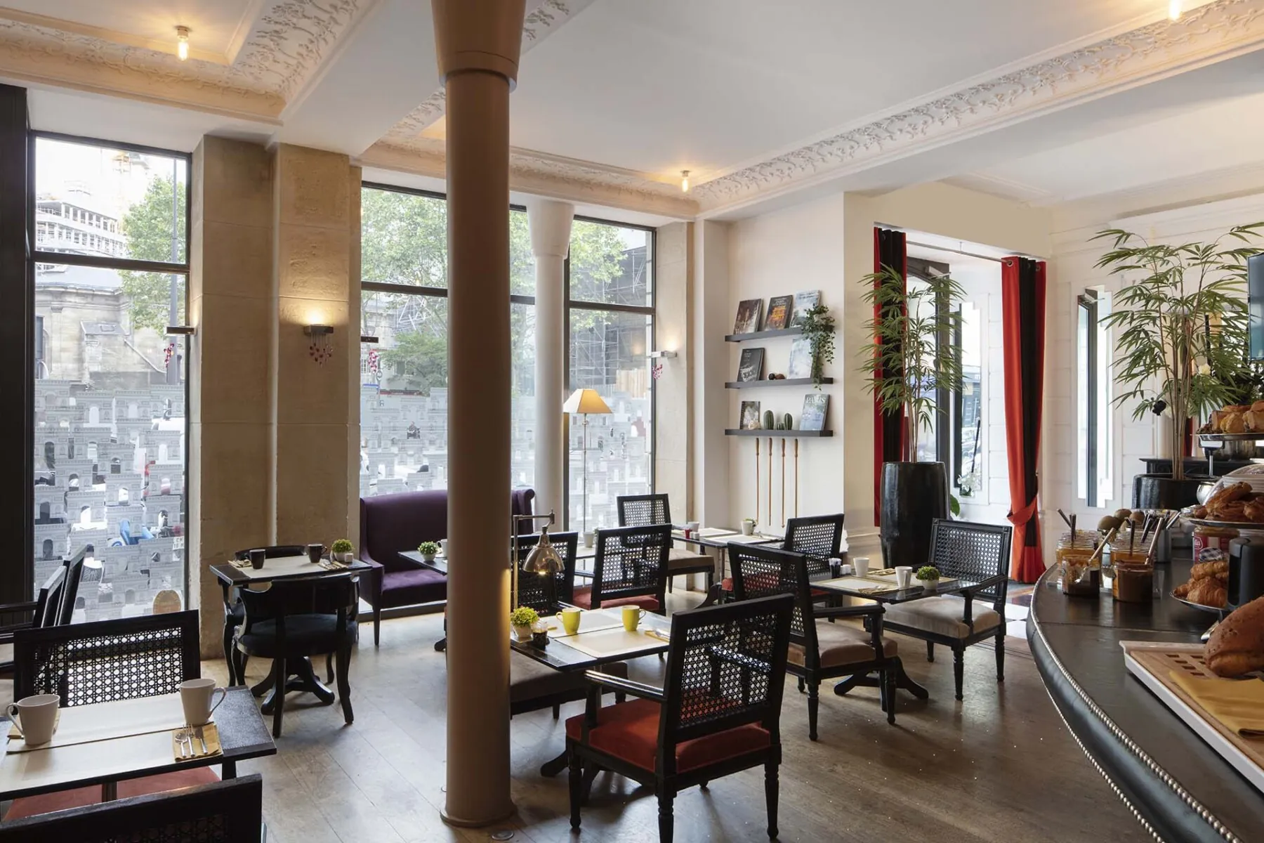 La salle de petit-déjeuner de l’Hôtel Le 123 Elysées est un espace accueillant où les clients peuvent savourer un délicieux buffet avec un large choix