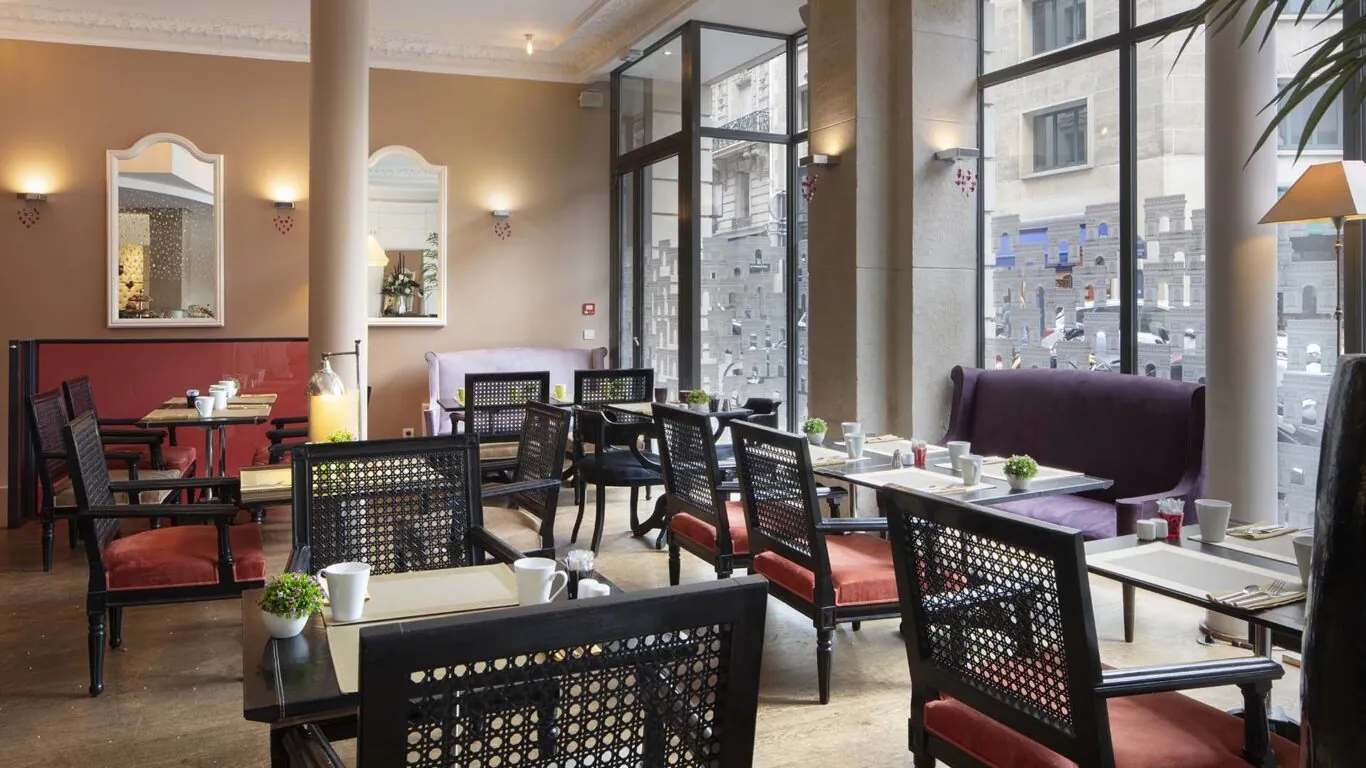 La salle de petit-déjeuner de l’hôtel Le 123 Elysées est un espace accueillant où les clients peuvent savourer un délicieux buffet avec un large choix