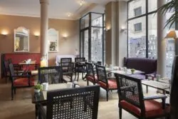 La salle de petit-déjeuner de l’hôtel Le 123 Elysées est un espace accueillant où les clients peuvent savourer un délicieux buffet avec un large choix