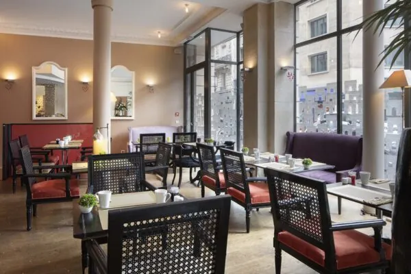 La salle de petit-déjeuner de l’hôtel Le 123 Elysées est un espace accueillant où les clients peuvent savourer un délicieux buffet avec un large choix
