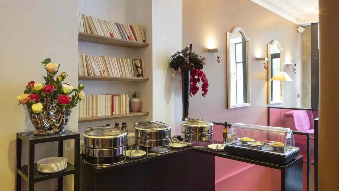 La salle de petit-déjeuner de l’hôtel Le 123 Elysées est un espace accueillant où les clients peuvent savourer un délicieux buffet avec un large choix