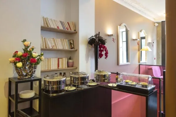 La salle de petit-déjeuner de l’hôtel Le 123 Elysées est un espace accueillant où les clients peuvent savourer un délicieux buffet avec un large choix
