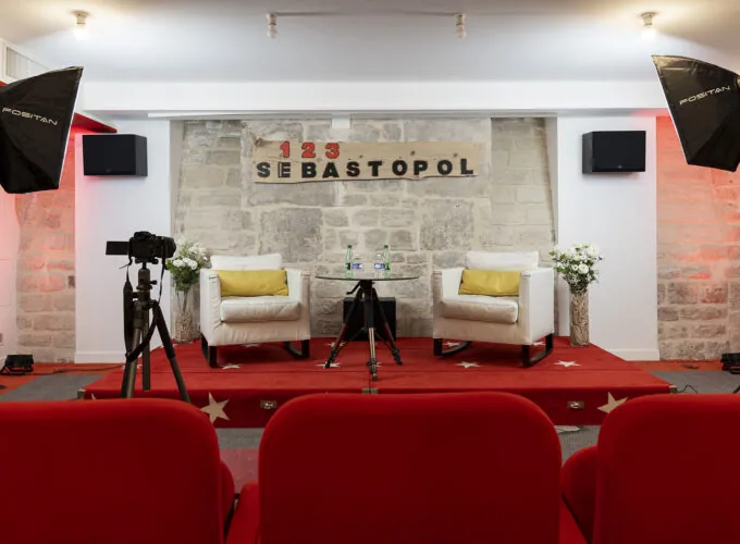 Scène de la salle de cinéma à l’Hôtel 123 Sébastopol à Paris