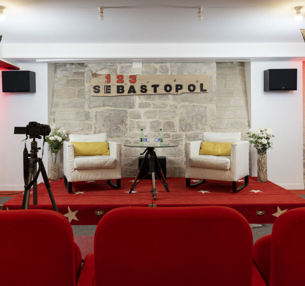 Tagungsraum „Gérard Oury“ im Hotel Le 123 Sébastopol in Paris, Interview-Bestuhlung