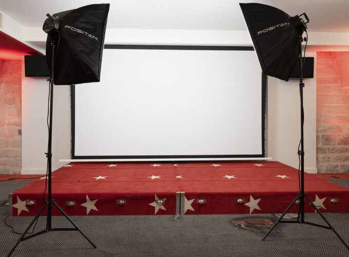 Scène de la salle de cinéma à l’Hôtel 123 Sébastopol à Paris