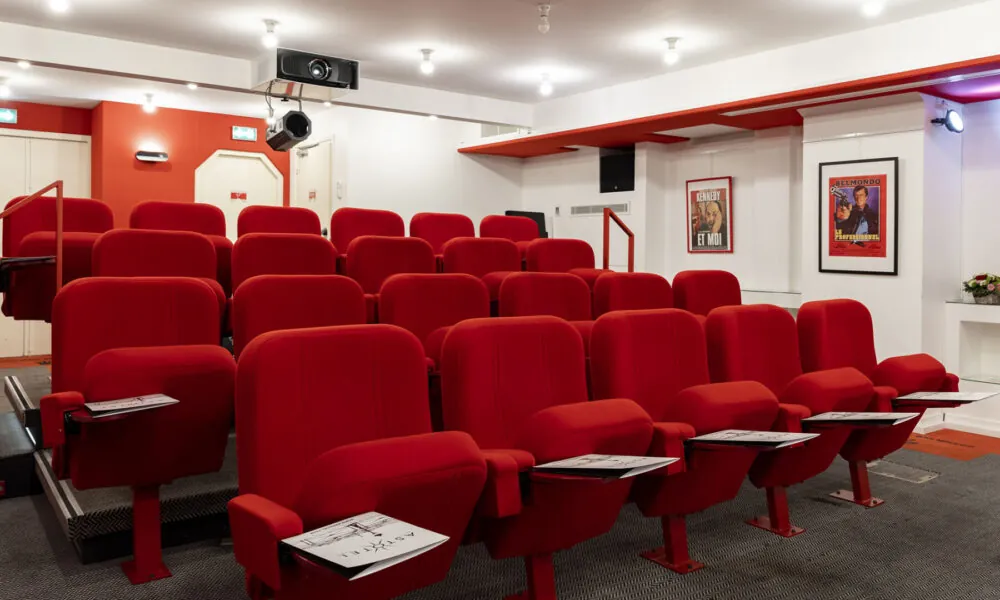 Ein privater Kinosaal in unserem 4-Sterne-Hotel, verspielt inspiriert von alten Nachbarschaftskinos, der eine gemütliche und intime Atmosphäre bietet