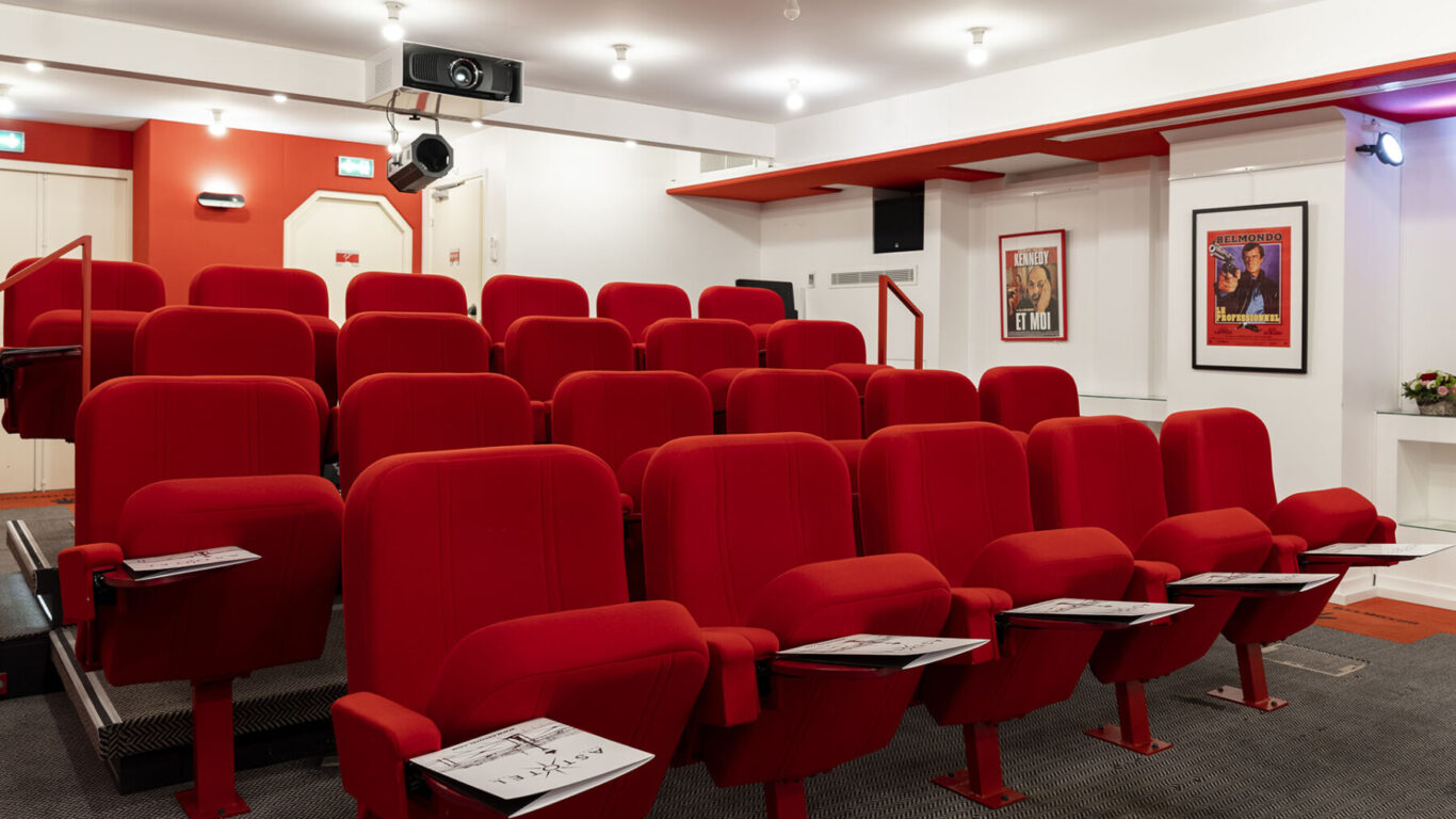Une salle de cinéma privée au sein de notre hôtel 4 étoiles, ludiquement inspirée des cinémas de quartier vintage, offrant une atmosphère chaleureuse et intime