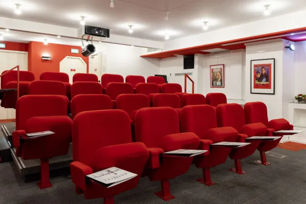Une salle de cinéma privée au sein de notre hôtel 4 étoiles, ludiquement inspirée des cinémas de quartier vintage, offrant une atmosphère chaleureuse et intime