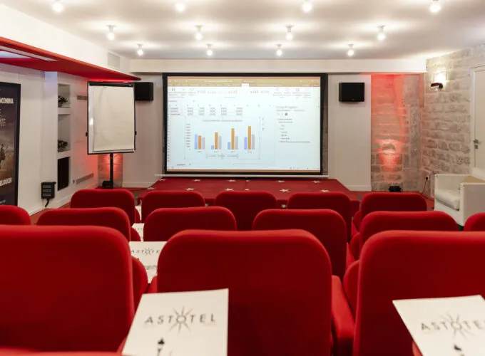 Vue d’ensemble de la salle de cinéma à l’Hôtel 123 Sébastopol à Paris