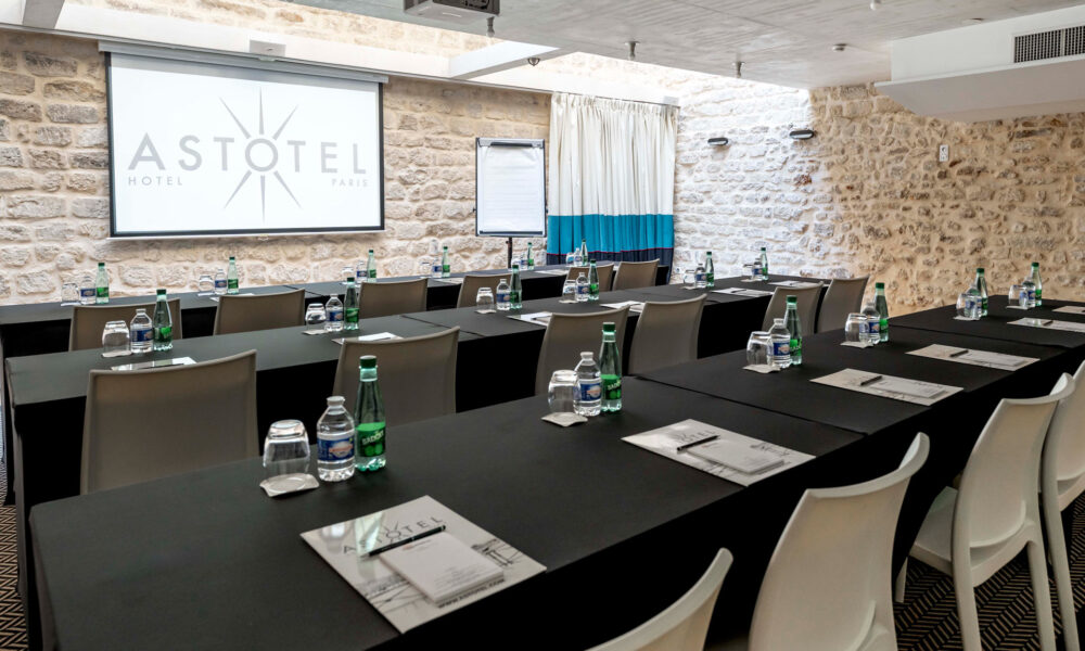 Sala riunioni Belmondo presso l’Hotel 123 Sébastopol a Parigi, attrezzata per seminari professionali