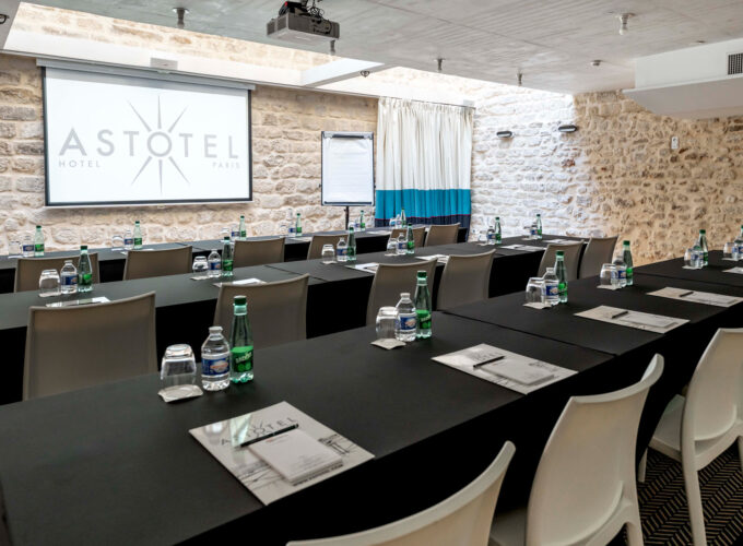 Salle de réunion Belmondo à l’Hôtel 123 Sébastopol à Paris, équipée pour les séminaires professionnels
