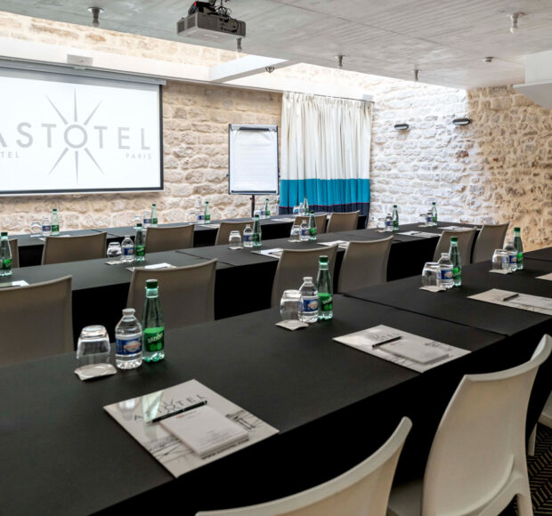 Blick auf den Raum „Belmondo“ im Hotel Le 123 Sébastopol in Paris