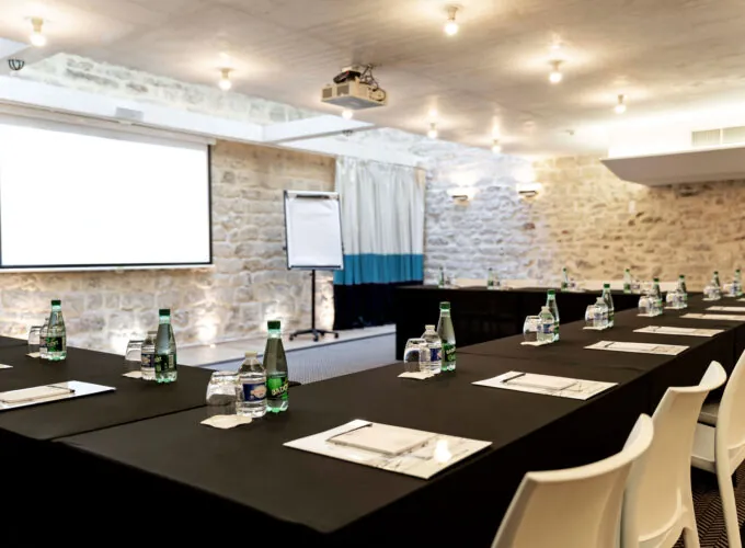 Vue d’ensemble de la salle de réunion Belmondo à l’Hôtel 123 Sébastopol à Paris