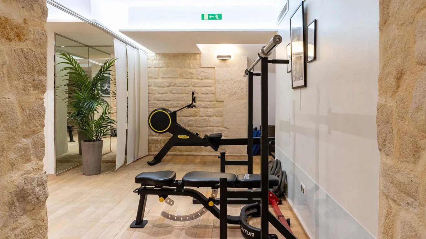 La salle de fitness en sous-sol propose une gamme d’équipements de sport ainsi que des vestiaires gratuits pour tous les clients de l’hôtel