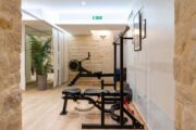 La salle de fitness en sous-sol propose une gamme d’équipements de sport ainsi que des vestiaires gratuits pour tous les clients de l’hôtel