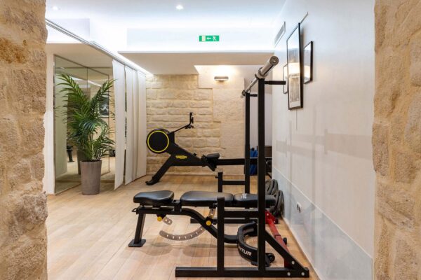 La salle de fitness en sous-sol propose une gamme d’équipements de sport ainsi que des vestiaires gratuits pour tous les clients de l’hôtel