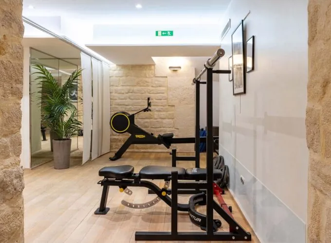 La salle de fitness en sous-sol propose une gamme d’équipements de sport ainsi que des vestiaires gratuits pour tous les clients de l’hôtel